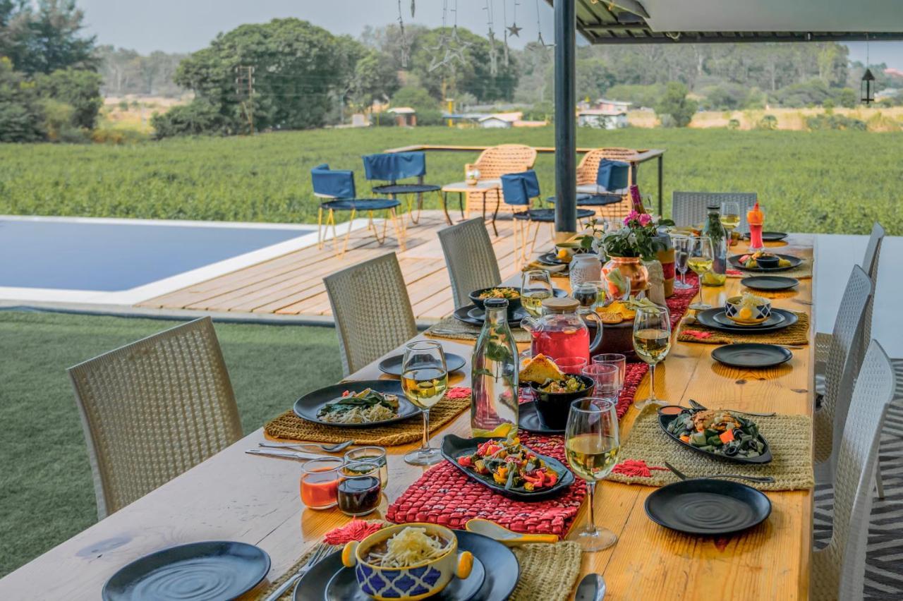 Saffronstays Onellaa, Nashik - Infinity Pool Villa Surrounded By A Vineyard Экстерьер фото