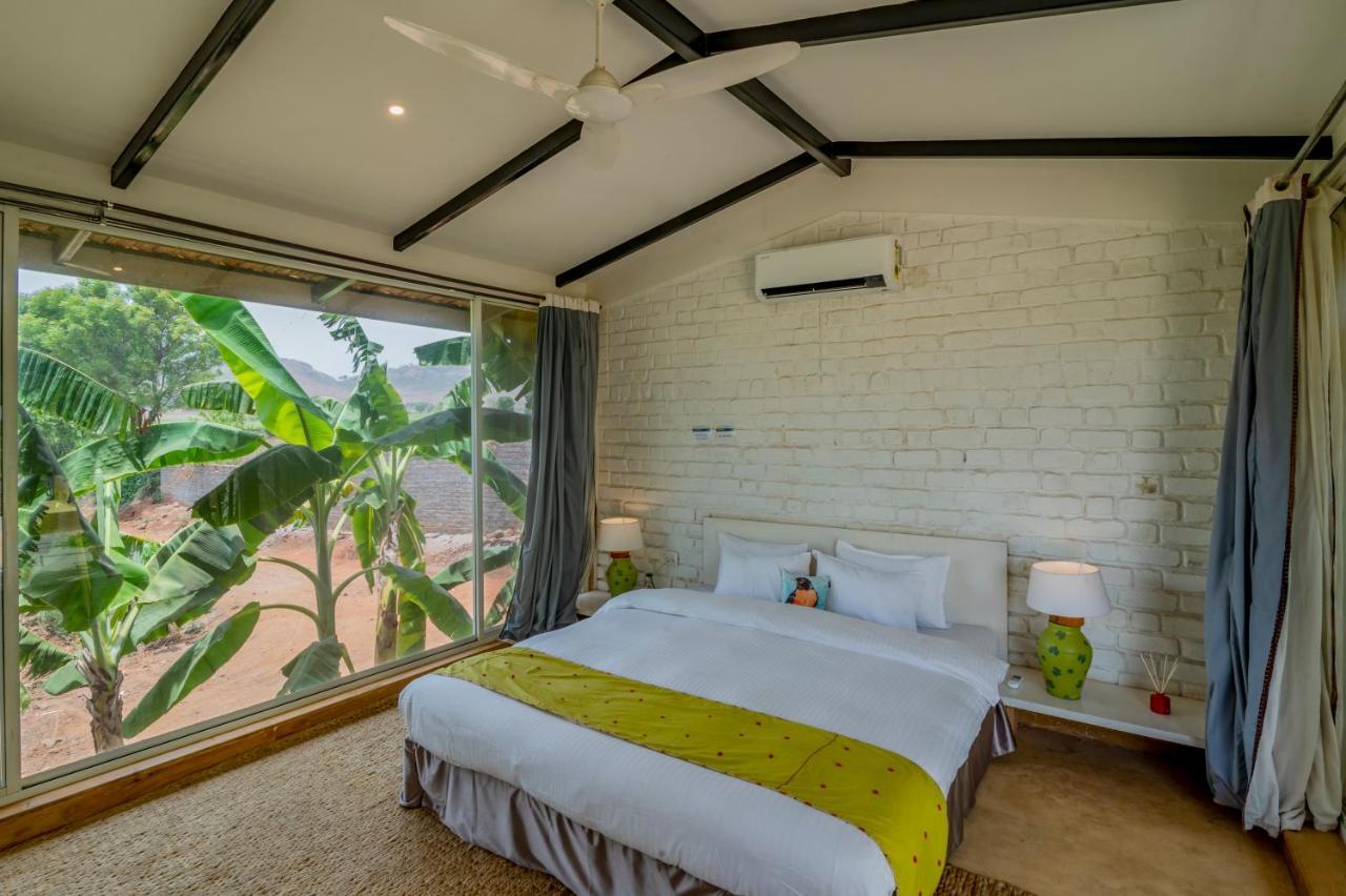 Saffronstays Onellaa, Nashik - Infinity Pool Villa Surrounded By A Vineyard Экстерьер фото
